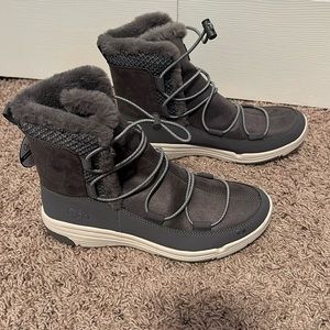 Women’s grey snow boots. Size 8.5. Never worn.